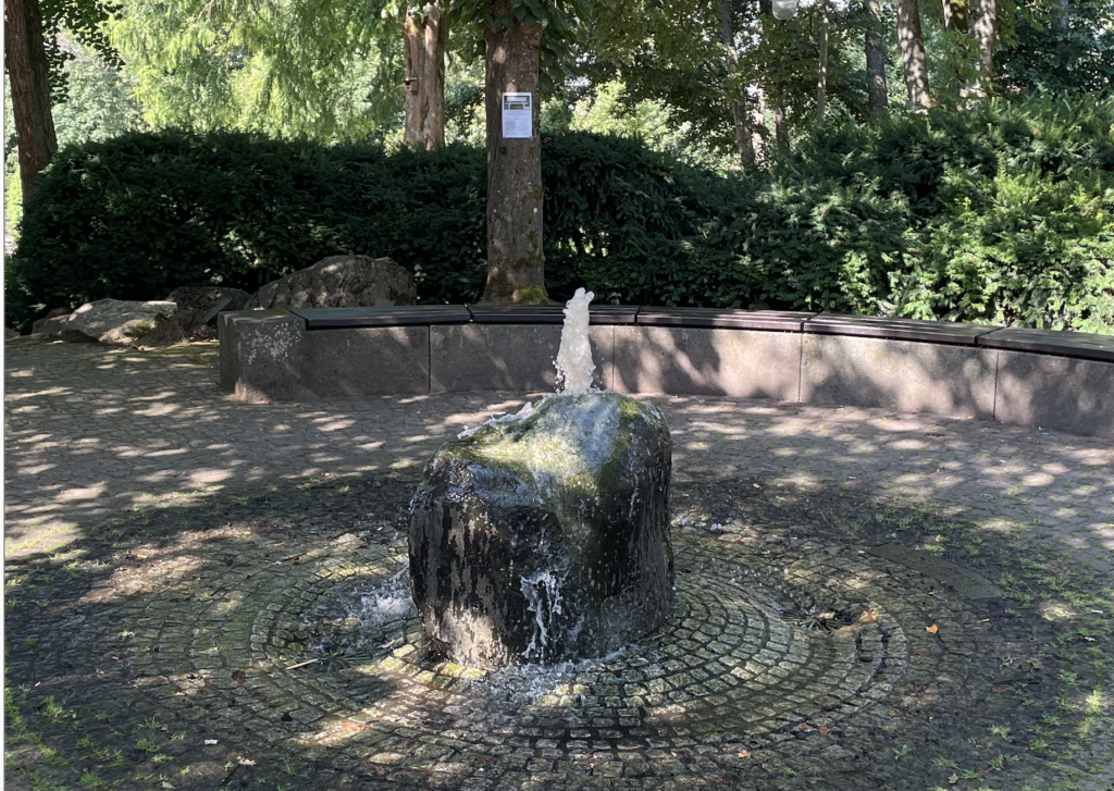 Brunnen und Sitzmöglichkeit im Westerburger Stadtpark (Rathausplatz)
